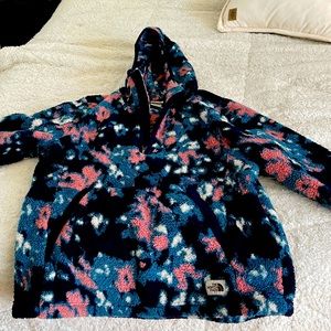 Woman’s size Large North face pullover with hood!